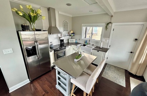 Mount Adams Apartment | Charming 2-bedroom apartment in Cincinnati w free parking & a tandem driveway.