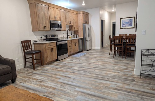 Newcastle Apartment | Charming 2-bedroom apartment with WiFi , AC and Heating in serene Enterprise
