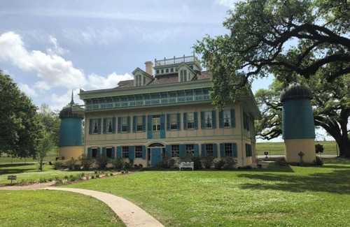 Evansville Apartment | Charming 2-bedroom apartment in Evansville with fitness room, AC