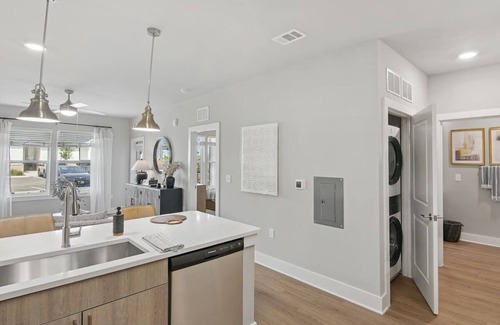 Fort Myers Apartment | Charming 2-bedroom apartment in amazing Fort Myers with fitness room, AC