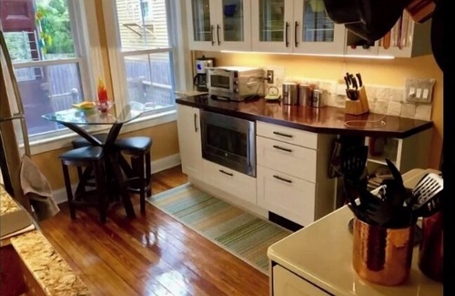 Fox Point Apartment | Charming 2-bedroom apartment near Brown/RISD