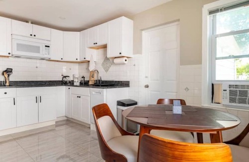 South Medford Apartment | Charming 2-bedroom apartment with parking in lovely Somerville