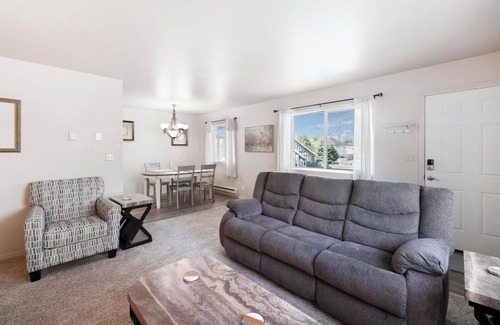 Twin Falls Apartment | Charming 2-bedroom apartment in fantastic Twin Falls with WiFi, AC