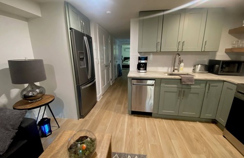 Near Northeast Apartment | Charming 2-bedroom apartment with AC, WiFi in brilliant Washington