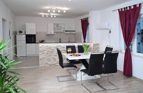 Gorica Apartment | Charming 2-bedroom apartment with WiFi, AC in enchanting Dubrovnik
