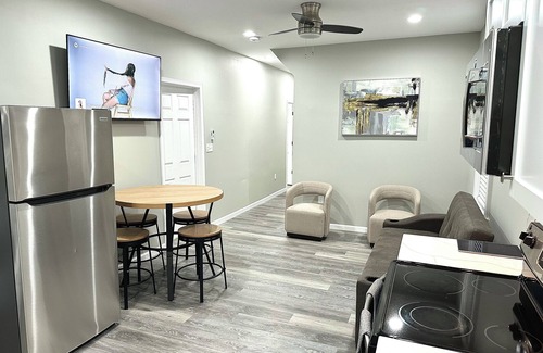 Baltimore Apartment | Charming 2-bedroom apartment in cool Baltimore with AC, WiFi