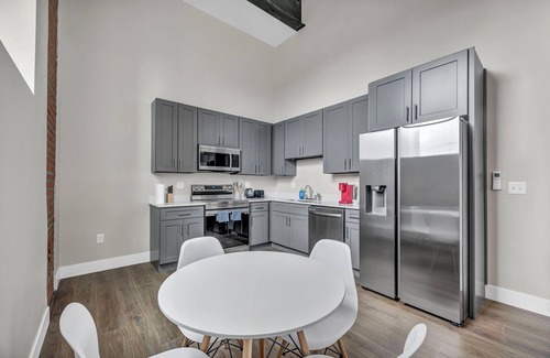 Cleveland Apartment | Charming 2-bedroom apartment in brilliant Cleveland with AC, WiFi