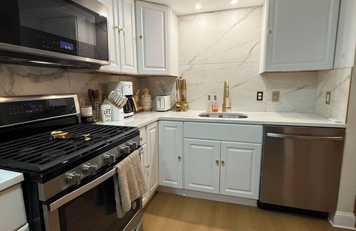Elizabeth Apartment | Charming 2-bedroom apartment in lovely Elizabeth with JACUZZI