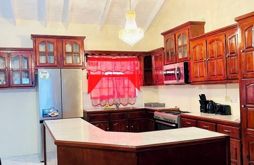 Brighton Apartment | Charming 2-bedroom apartment with WiFi, AC at Castle Berry