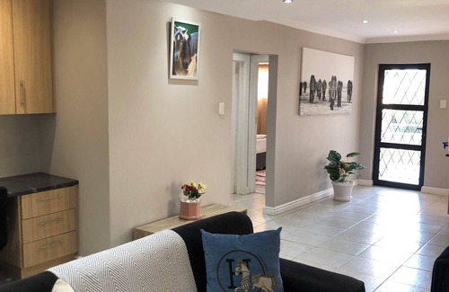 Port Elizabeth Apartment | Charming 2-bedroom apartment with WiFi in Gqeberha