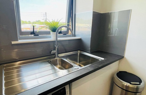 North Glasgow Apartment | Charming 2-bedroom apartment in fabulous Glasgow with Free Parking and WiFi