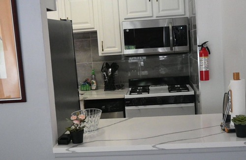 East New York Apartment | Charming 2-bedroom apartment in Brooklyn. Close to Gateway Mall & 10 min to JFK.