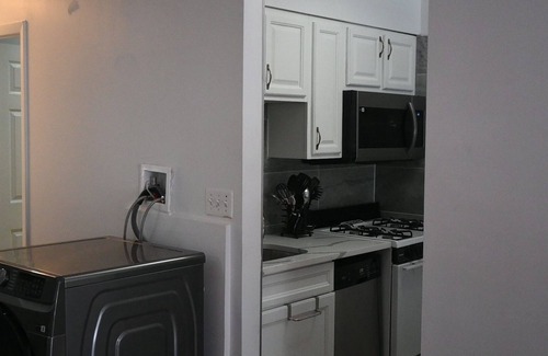 East New York Apartment | Charming 2-bedroom apartment in Brooklyn. Close to Gateway Mall & 10 min to JFK.