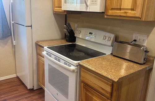 Franklin to the Fort Apartment | Charming 2-bedroom apartment with AC, WiFi in marvelous Missoula