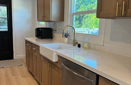 North Central Apartment | Charming 2-bedroom apartment with WiFi and AC in wonderful Pasadena
