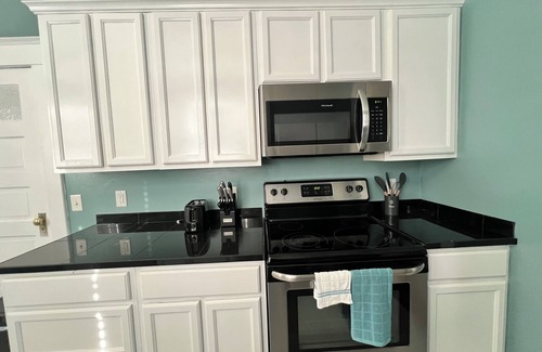 Midtown Apartment | Charming 2-bedroom apartment in Savannah with AC, WiFi