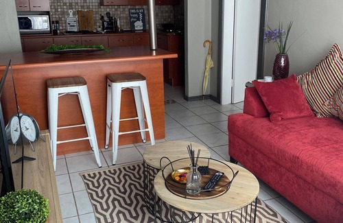 Pretoria Apartment | Charming 2-bedroom apartment in leafy Pretoria with Unlimited WiFi just off R21