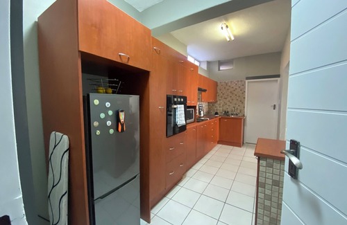 Pretoria Apartment | Charming 2-bedroom apartment in leafy Pretoria with Unlimited WiFi just off R21