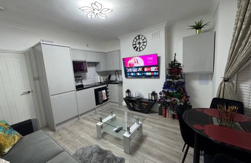 College Park and Old Oak Apartment | Charming 2 Bedroom Apartment in London