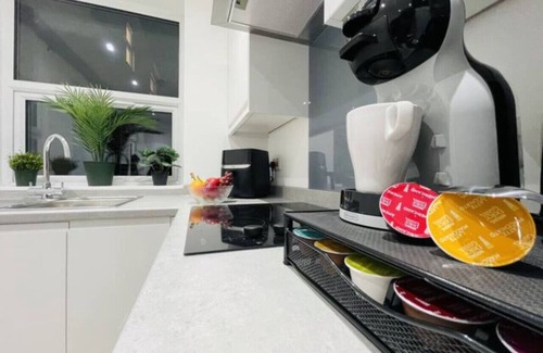 Watford Town Centre Apartment | Charming 2-bedroom Apartment in Watford with AC