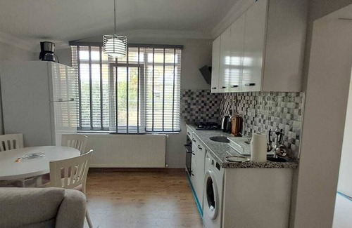 Konyaalti House | Charming 2-bedroom apartment with AC, WiFi in enchanting Antalya