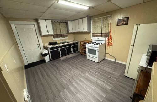 Buffalo Apartment | Charming 2-bedroom apartment near the Niagara River off of Niagara Ave