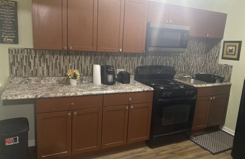 Gage Park Apartment | Charming 2-bedroom apartment in awesome Chicago with WiFi, AC