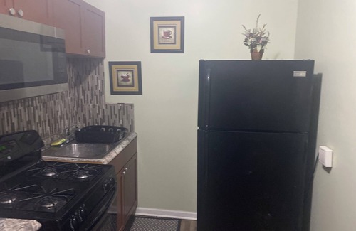 Gage Park Apartment | Charming 2-bedroom apartment in awesome Chicago with WiFi, AC