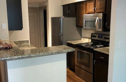 Greenway Plaza-Upper Kirby Apartment | Charming 2-bedroom apartment in Houston with WiFi and AC
