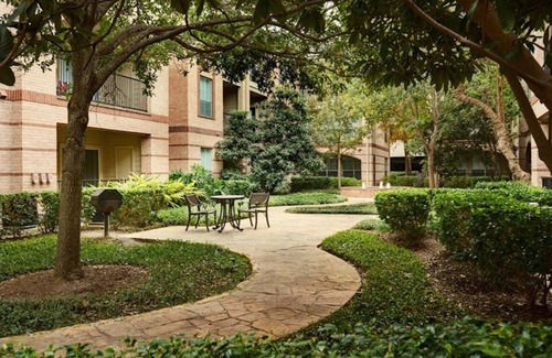 Greenway Plaza-Upper Kirby Apartment | Charming 2-bedroom apartment in Houston with WiFi and AC
