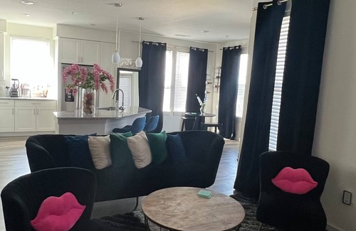 Spring Branch Apartment | Charming 2-bedroom apartment with WiFi, AC in lovely Houston