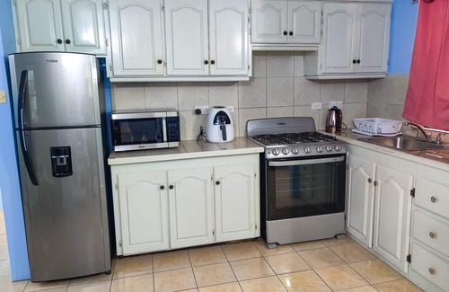 Roseau House | Charming 2-bedroom Apartment with WiFi and AC in Upper, Bath Estate.