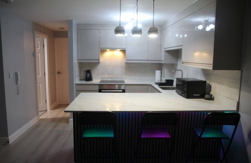 Cradley Apartment | Charming 2-bedroom apartment in the Birmingham/Dudley Area with Private Parking