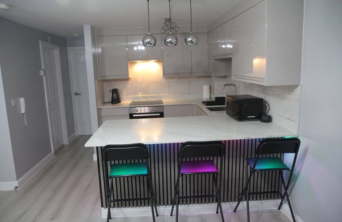 Cradley Apartment | Charming 2-bedroom apartment in the Birmingham/Dudley Area with Private Parking