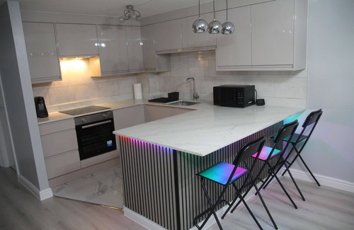 Cradley Apartment | Charming 2-bedroom apartment in the Birmingham/Dudley Area with Private Parking