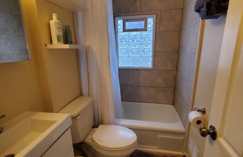 Auburn Apartment | Charming 2-bedroom apartment in delightful Auburn with AC, WiFi, pet friendly