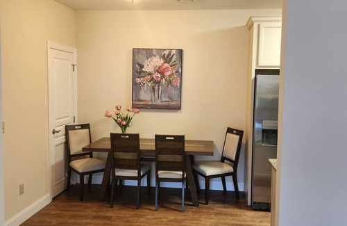Dallas Apartment | Charming 2-bedroom apartment with Fitness Room, Pool, Tennis, and AC in Dallas