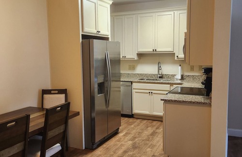 Dallas Apartment | Charming 2-bedroom apartment with Fitness Room, Pool, Tennis, and AC in Dallas