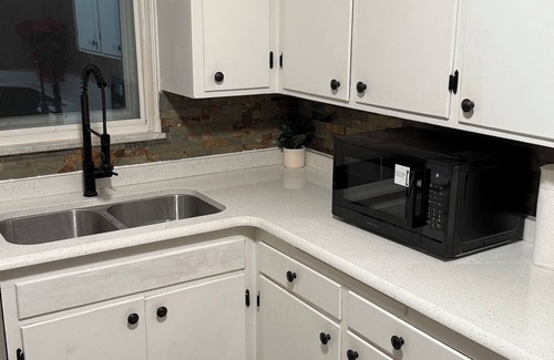 Ottawa Apartment | Charming 2-bedroom apartment in fabulous Toledo with AC, WiFi