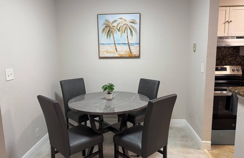 Davie Apartment | Charming 2-bedroom apartment in lovely Davie with AC close to Beaches and Uni!
