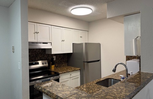 Davie Apartment | Charming 2-bedroom apartment in lovely Davie with AC close to Beaches and Uni!