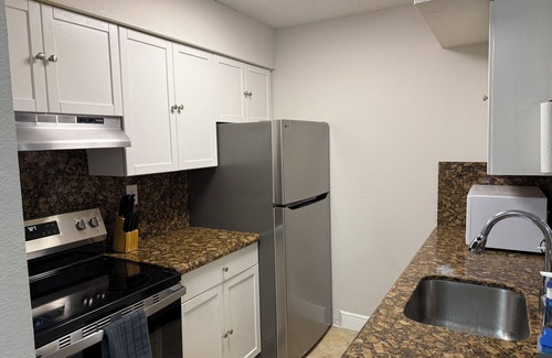 Davie Apartment | Charming 2-bedroom apartment in lovely Davie with AC close to Beaches and Uni!