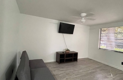 University Apartment | Charming 2-bedroom apartment with WiFi and AC in sunny Tampa
