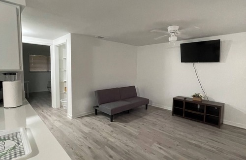 University Apartment | Charming 2-bedroom apartment with WiFi and AC in sunny Tampa