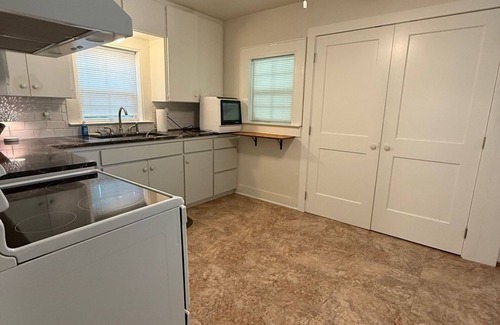 Gatesville House | Charming 2-bedroom bungalow in downtown Gatesville with AC, WiFi