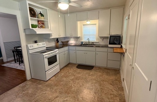 Gatesville House | Charming 2-bedroom bungalow in downtown Gatesville with AC, WiFi