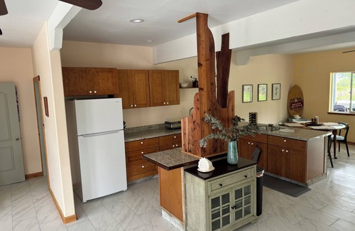 Kealakekua House | Charming 2 bedroom/bath & much more ground level in Kealakekua