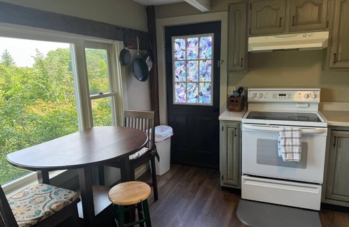Meadows House | Charming 2-bedroom barn in Northfield with WiFi and AC