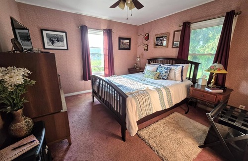 Cayuga Bed & Breakfast | Charming 2-bedroom bed & breakfast in peaceful Cayuga with WiFi, AC