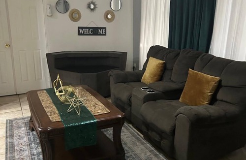 Pine Hills Bed & Breakfast | Charming 2-bedroom bed & breakfast in beautiful Orlando with WiFi, AC